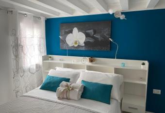 LAGUNA BLU Camera CIELO con terrazza panoramica in comune allows 18 year olds to book a room