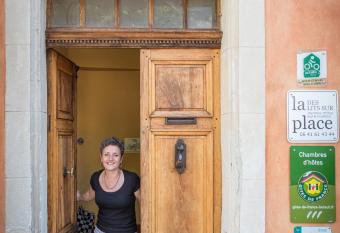 Des Lits Sur La Place allows 18 year olds to book a room