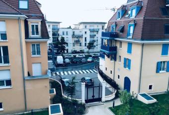 Apartment in Paris Suburb, 15 minutes to center. has Balcony rooms