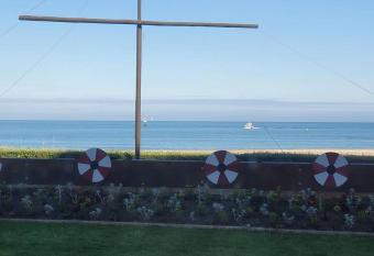 Appartement, Les TEMPLIERS, RDC VUE MER PROCHE CENTRE VILLE has rooms with a private hot tub