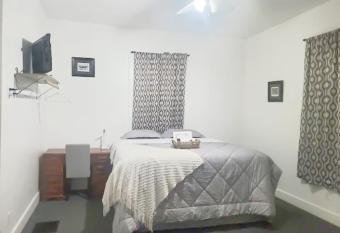 Private Room Near to Downtown Churchill Downs UofL Airport &Kentucky Expo Center allows 18 year olds to book a room