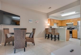 Cozy 1BR Condo with Pool and Gym Centrally Located has rooms with a private hot tub
