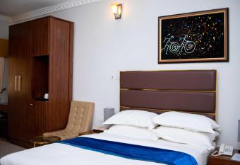 The Hallmark Hub, Hotel & Apartments has rooms with a private hot tub