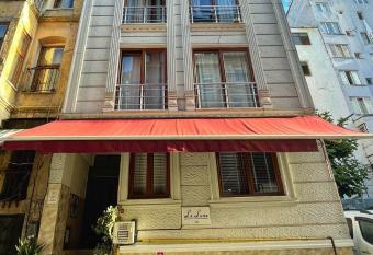 Laluna Suite Apart Hotel allows 18 year olds to book a room