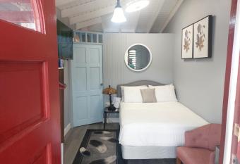 Carmen s Cozy Studio has Balcony rooms