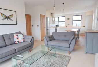 Contemporary 2 Bedroom Apartment with Parking has Balcony rooms