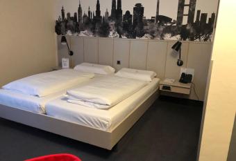 Hotel Schiller allows 18 year olds to book a room
