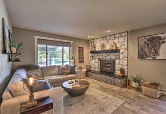 Condo 1 Block to Lake and about 2 Mi to Natl Park! has rooms with a private hot tub