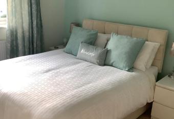 Private room, shared bathroom with one other, tea and coffee making facilities, mini fridge and hairdryer, King sized bed with help yourself continental breakfast in Secluded Modern Property with Parking allows 18 year olds to book a room