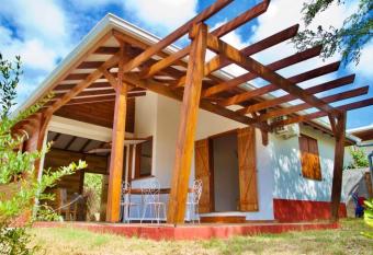 Maison de 2 chambres avec jardin amenage et wifi a Saint Francois a 1 km de la plage has Balcony rooms