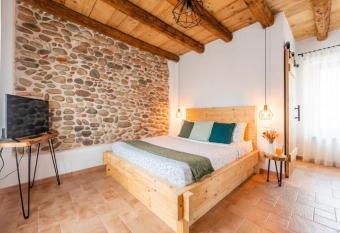 Casa Nostra - Garda Rooms has rooms with a private hot tub