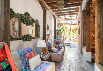 Hotel Posada El Zagu  n allows 18 year olds to book a room