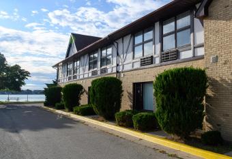 Days Inn by Wyndham Sarnia Harbourfront allows 18 year olds to book a room