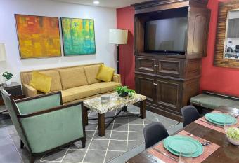 Gran Ubicacion Cerca de SANTAFE, KINGSIZE BED allows 18 year olds to book a room