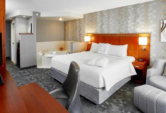Courtyard by Marriott Toronto Brampton has rooms with a private hot tub