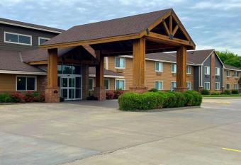 Quality Inn Atchison has rooms with a private hot tub