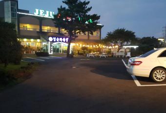 Jeju Feel House has Balcony rooms