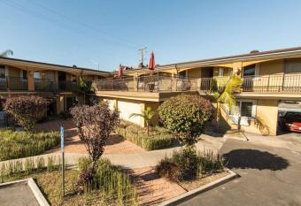 Santa Fe Inn Los Angeles has rooms with a private hot tub