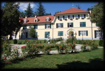 VILA GOLF 32 allows 18 year olds to book a room