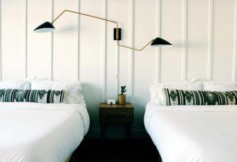 The Amigo Motor Lodge has Balcony rooms