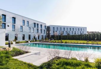 H  tel Dali Val d Europe has rooms with a private hot tub