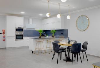 Art Deco Luxury Apartment, Central Location allows 18 year olds to book a room