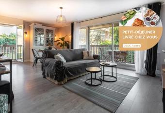 Bord de mer C.L.S Deauville has Balcony rooms