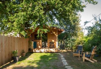 Chalet bois allows 18 year olds to book a room