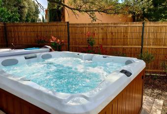 Mazet de charme sur les hauteurs de N  mes allows 18 year olds to book a room