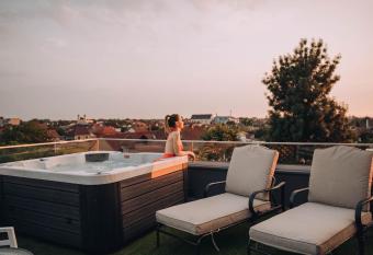 Hotel Glory has rooms with a private hot tub