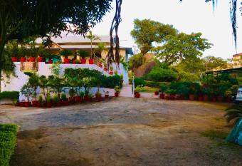 Rose Cottage - A Heritage Retreat allows 18 year olds to book a room