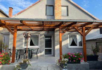 Ubytov  n   - Pr  zdninov   D  m has Balcony rooms