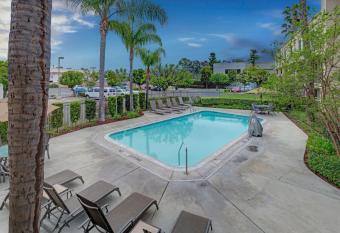 Good Nite Inn Buena Park allows 18 year olds to book a room