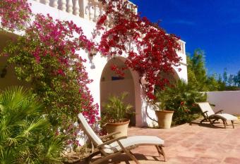 Maison d Hote Domaine El-Manar allows 18 year olds to book a room