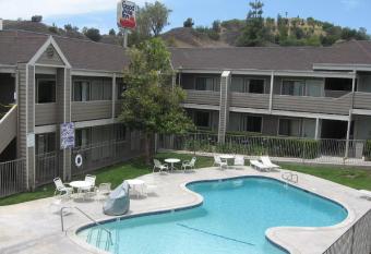 Good Nite Inn Calabasas allows 18 year olds to book a room