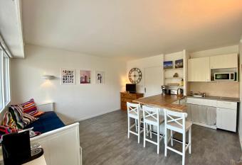 Bel appartement bord de mer 4 pers Arcachon centre allows 18 year olds to book a room