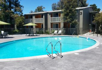 Good Nite Inn - Redwood City has Balcony rooms