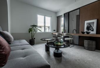 Athinaion Recreation Suites has rooms with a private hot tub