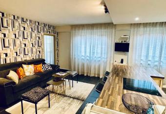 HIGHLAND Annecy Rent Lodge allows 18 year olds to book a room