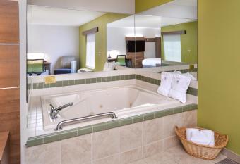 Holiday Inn Express & Suites Parkersburg - Mineral Wells By IHG has rooms with a private hot tub