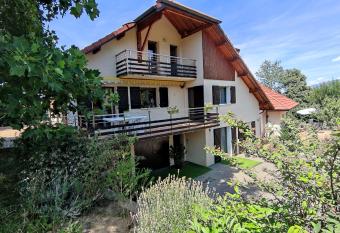 Comme une   vidence allows 18 year olds to book a room