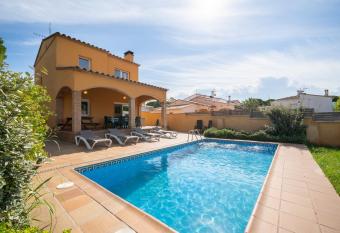 Holiday Home Danae allows 18 year olds to book a room