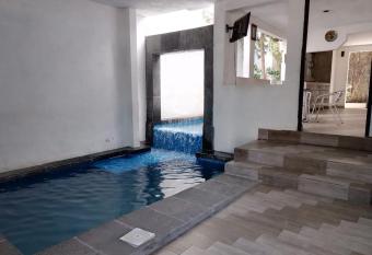 Black & White casa privada con alberca allows 18 year olds to book a room