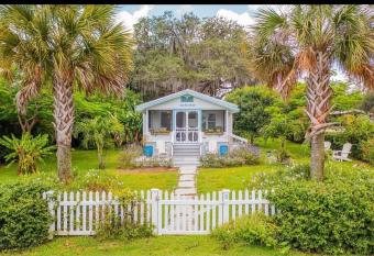 Charming 1935 Florida Cottage overlooking Lake Tulane allows 18 year olds to book a room