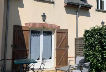 Cottage duplex Golf de Lim  re proche Orleans allows 18 year olds to book a room