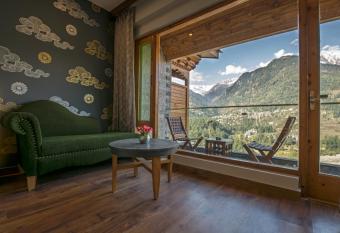 The Khar, Manali has rooms with a private hot tub