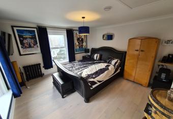 Southsea Royale Studio, James Bond, Parking, Seafront allows 18 year olds to book a room