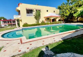 Amplia Casa con Piscina y Jacuzzi has Balcony rooms