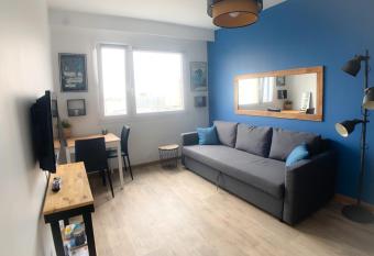 LAzur Du Dragon allows 18 year olds to book a room