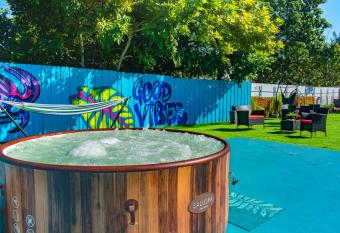 Art Graffiti allows 18 year olds to book a room